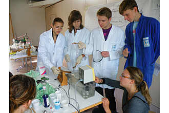 Schülerinnen und Schüler untersuchen Aromastoffe